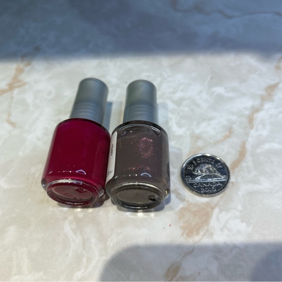 Lise watier | 2 nail polish bottles - Picture 2 of 4